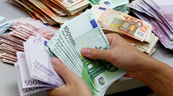 Rriten kursimet e individeve ne gusht: 55 per qind e depozitave ne valute